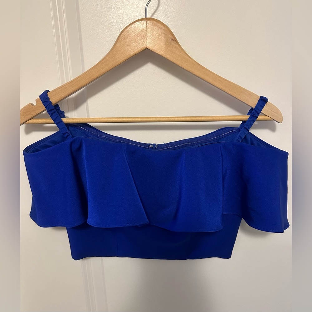Dave & Johnny crop top. Ruffles, off the shoulder. Flattering. Great condition.